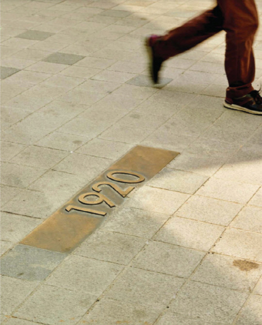 1913광주송정역의 역사를 나타내는 바닥 표지. 광주창조경제혁신센터 제공